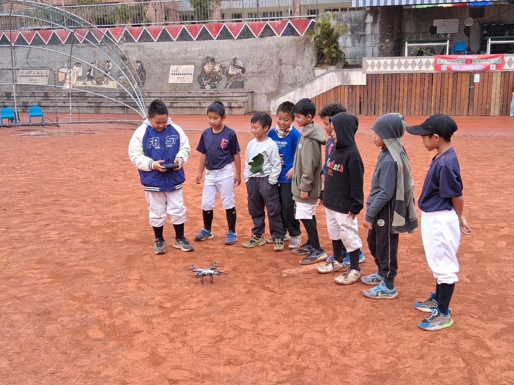 Students of Wanfeng Elementary School in Renai Township Participating in Drone Instruction and Hands-On Operation Experience